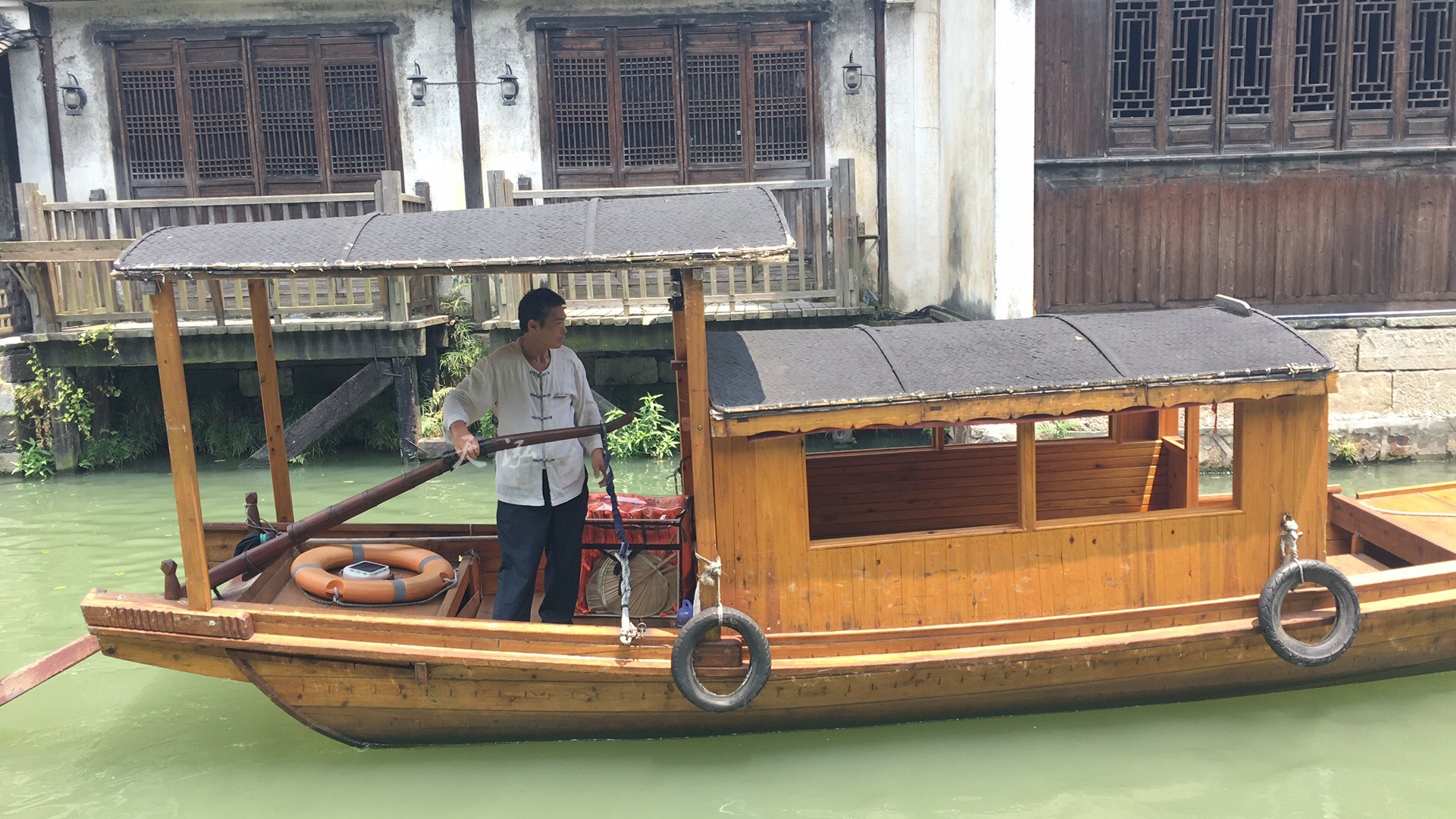 古镇风光近仍在 一橹摇入清梦中